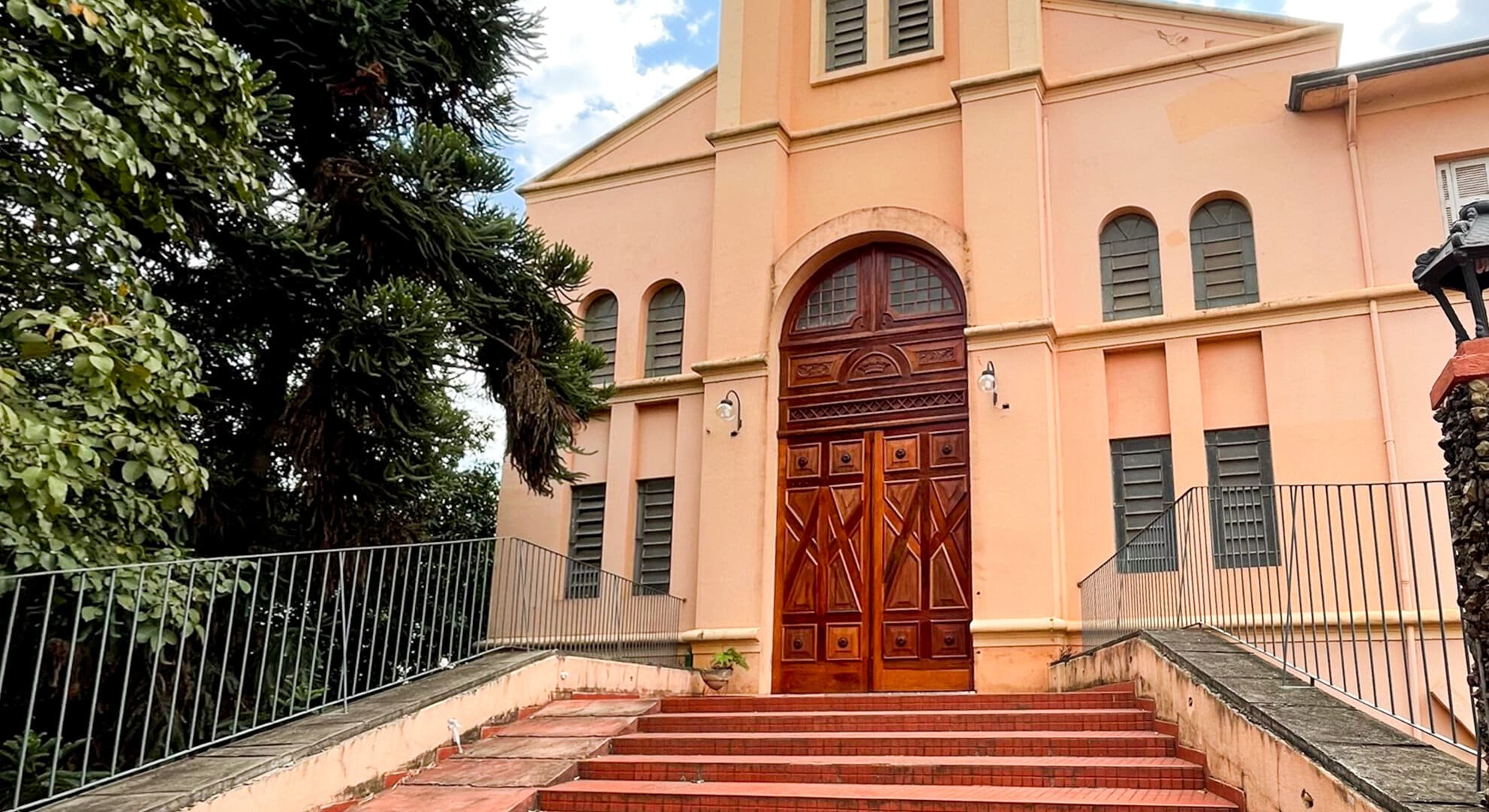 LARGO Arquitetura entrega restauro da Porta do Frontispício do Dispensário dos Pobres em Piracicaba